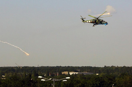 Trực thăng M-24 của quân đội Ukraine bắn pháo vào các khu vực do phe ly khai kiểm soát.